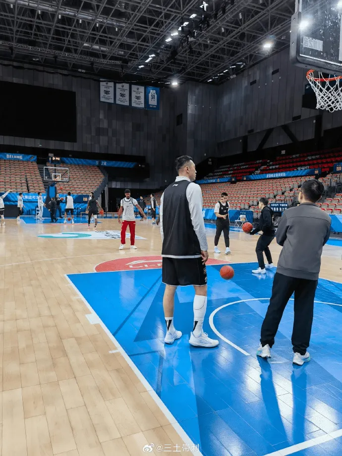 媒体人谈北京男篮队内伤病情况:翟晓川也拉伤了