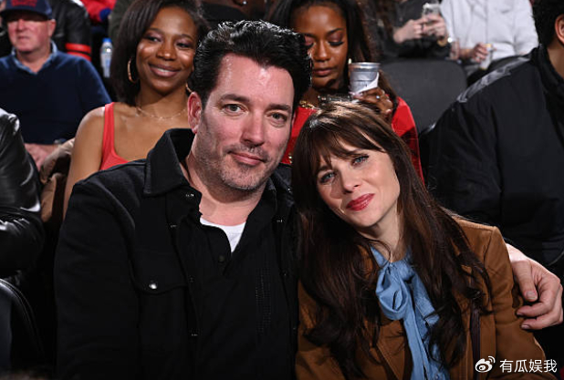 著名女演员观战洛城德比!她被誉为美国甜心 哈士奇蓝眼睛超迷人|佐伊-丹斯切尔|湖人|佐伊·丹斯切尔|洛杉矶快船队|洛杉矶湖人队_新浪体育_新浪新闻